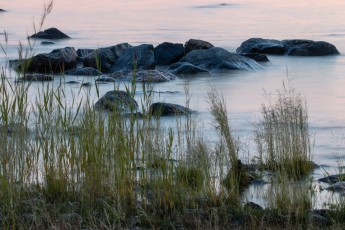 Aaltojen liikettä kesäillan hämärässä.